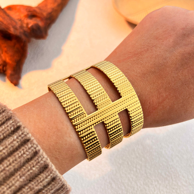 Elegant Classic Style Solid Color 304 Stainless Steel 18K Gold Plated Wide Bracelet In Bulk