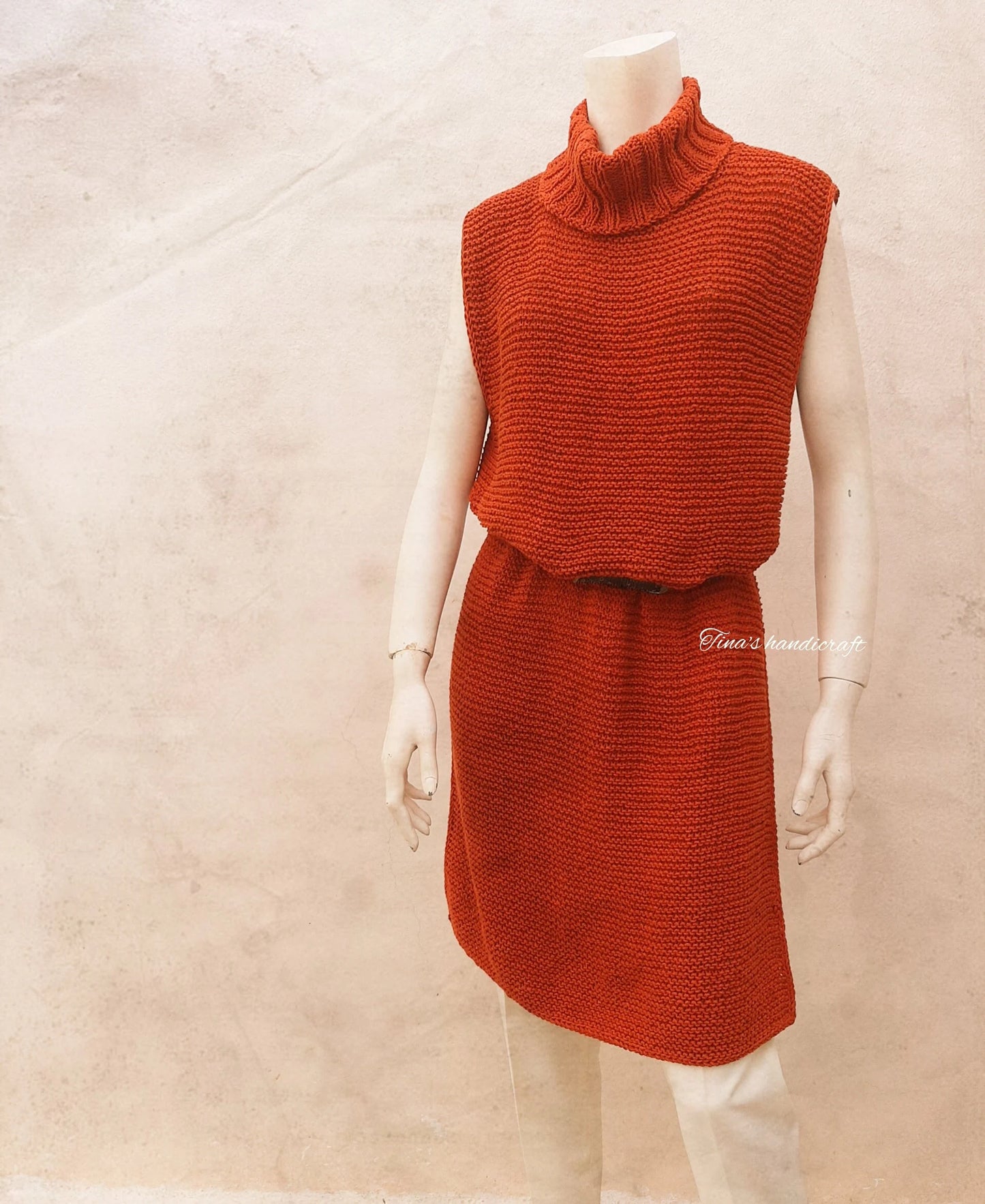 Sleeveless knitted long vest