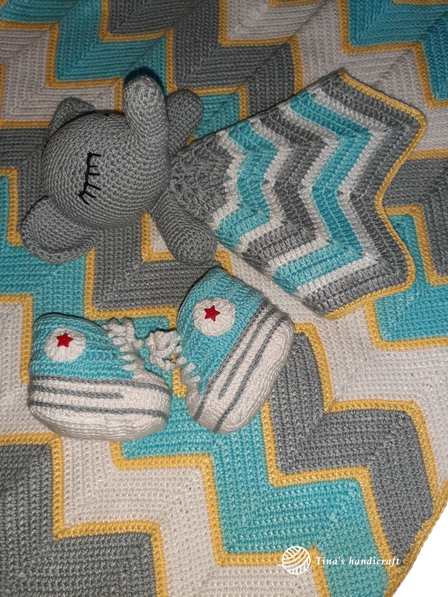 Set for newborn baby, blanket,cuddly blanket and crochet slippers