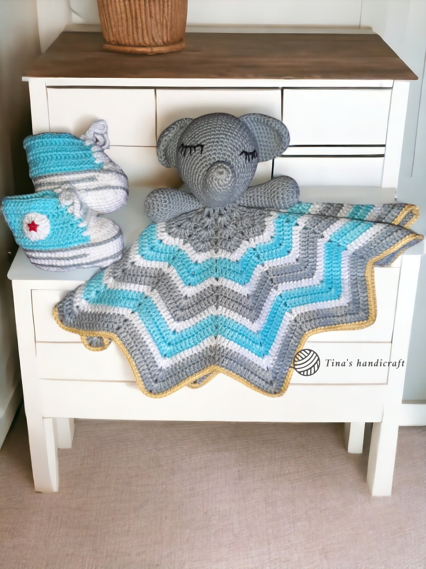 Set for newborn baby, blanket,cuddly blanket and crochet slippers