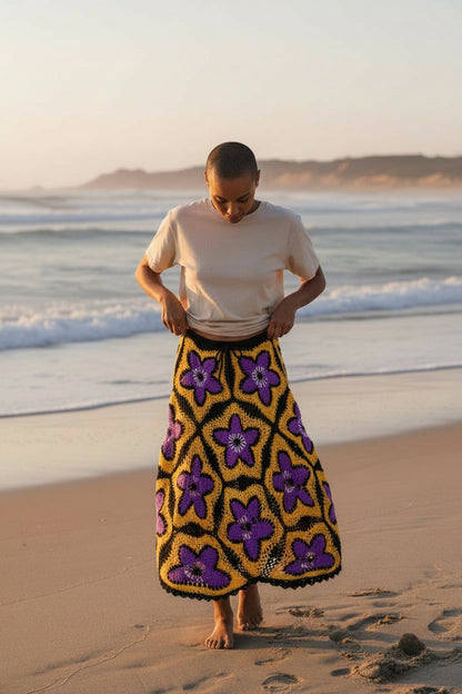 Solar Bloom Granny Square Häkelrock – Handgestrickter Maxirock in leuchtendem Lila und Gold | Boho-Festival-Kleidung