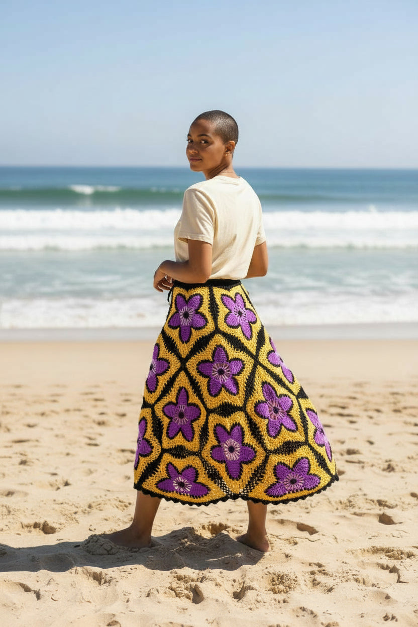 Solar Bloom Granny Square Häkelrock – Handgestrickter Maxirock in leuchtendem Lila und Gold | Boho-Festival-Kleidung