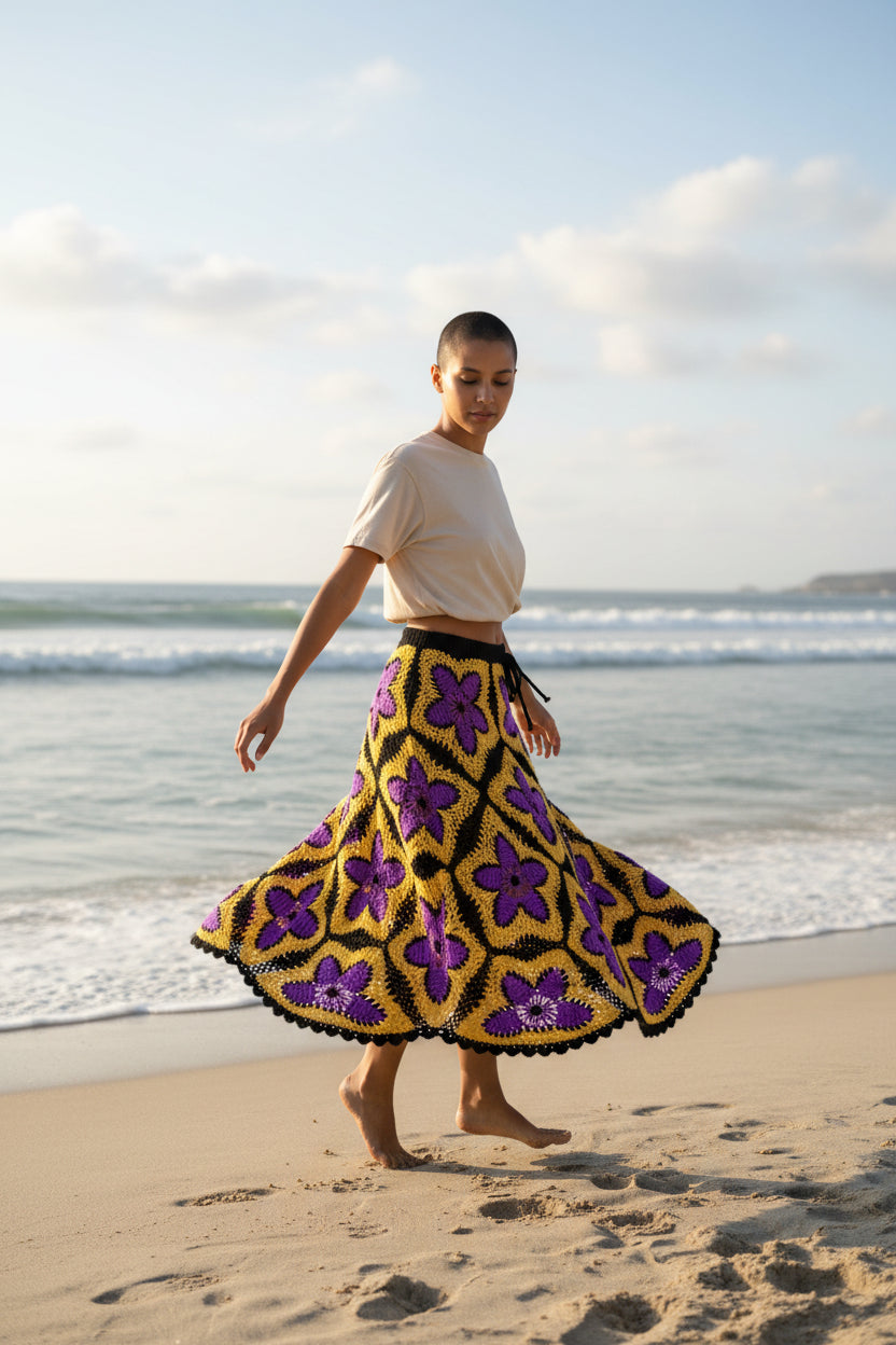 Solar Bloom Granny Square Häkelrock – Handgestrickter Maxirock in leuchtendem Lila und Gold | Boho-Festival-Kleidung