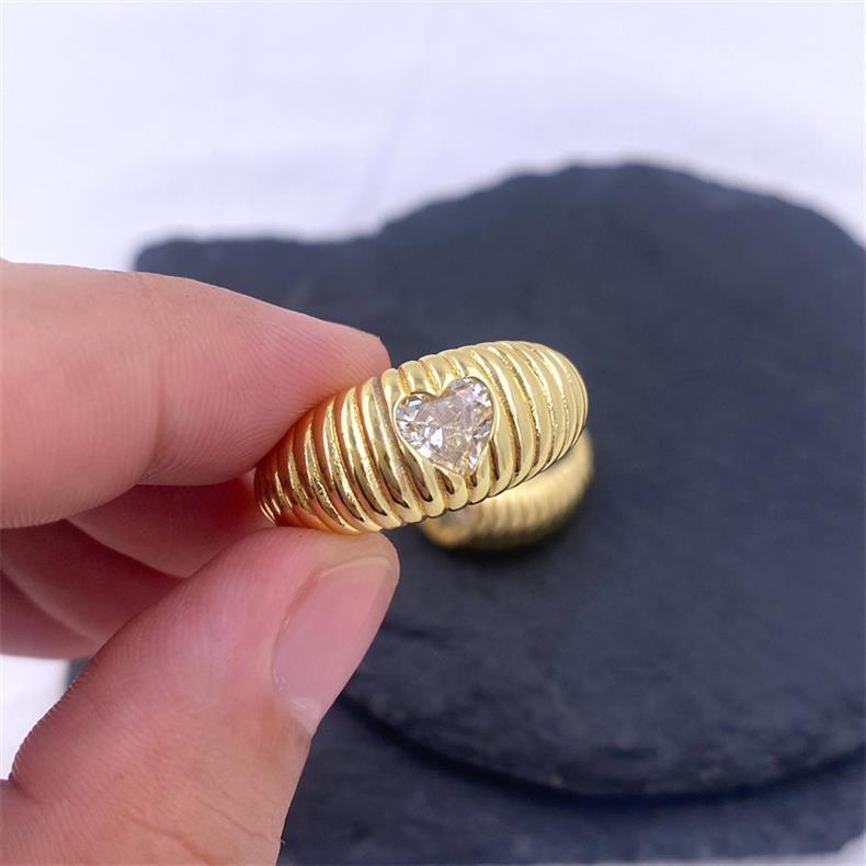 Copper Plating Heart-shaped Zircon Croissant Ring