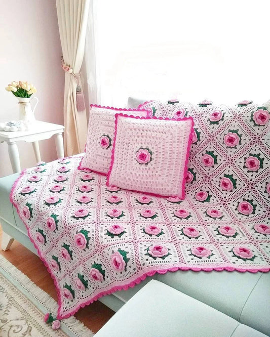 Häkeldecke mit Granny Squares-Motiven, Blumen und Kissen