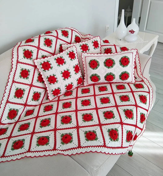 Häkeldecke mit Granny Squares-Motiven, Blumen und Kissen