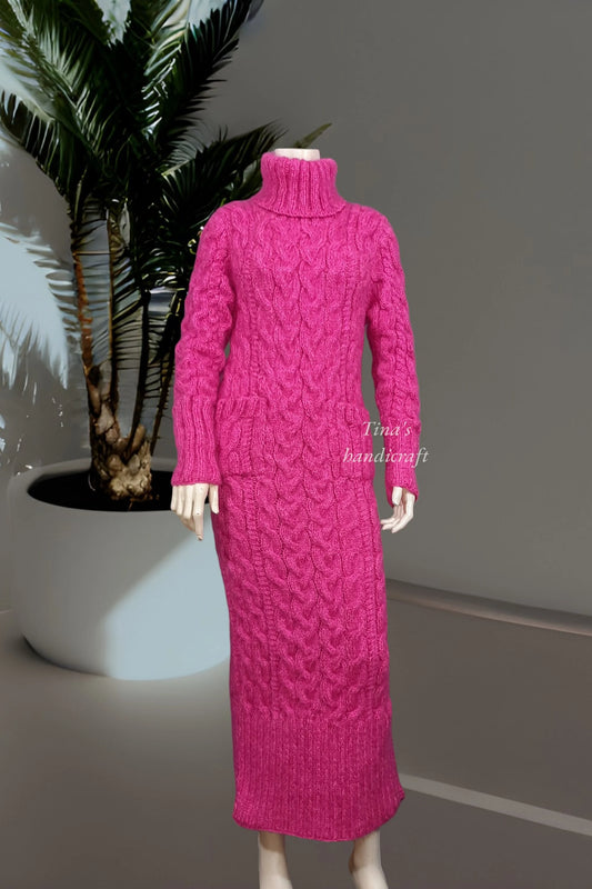 „Romantic Warmth“ Langes flauschiges Strickkleid aus Mohair mit Rollkragen