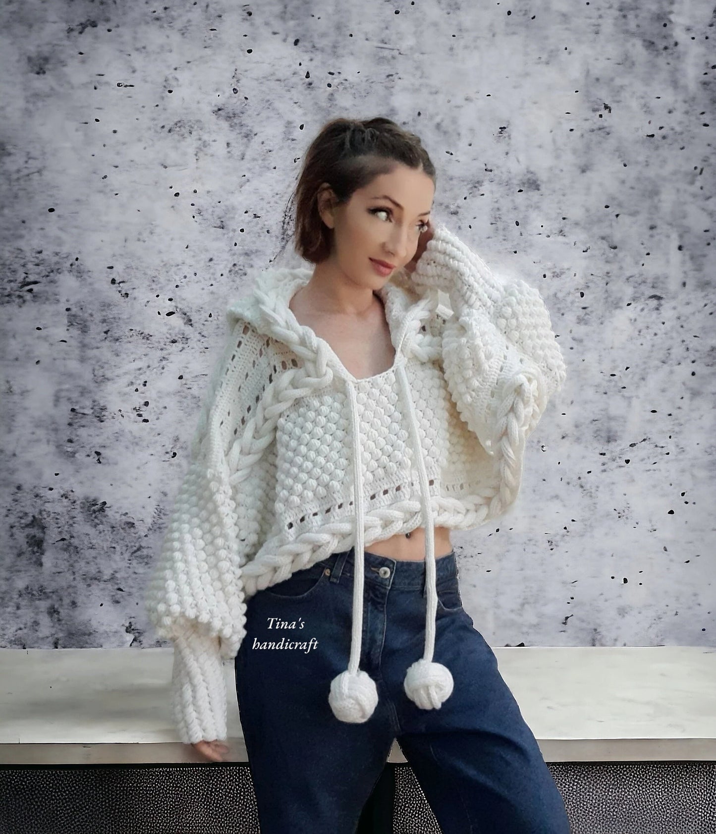 Handgemachter gestrickter Hoodie-Poncho